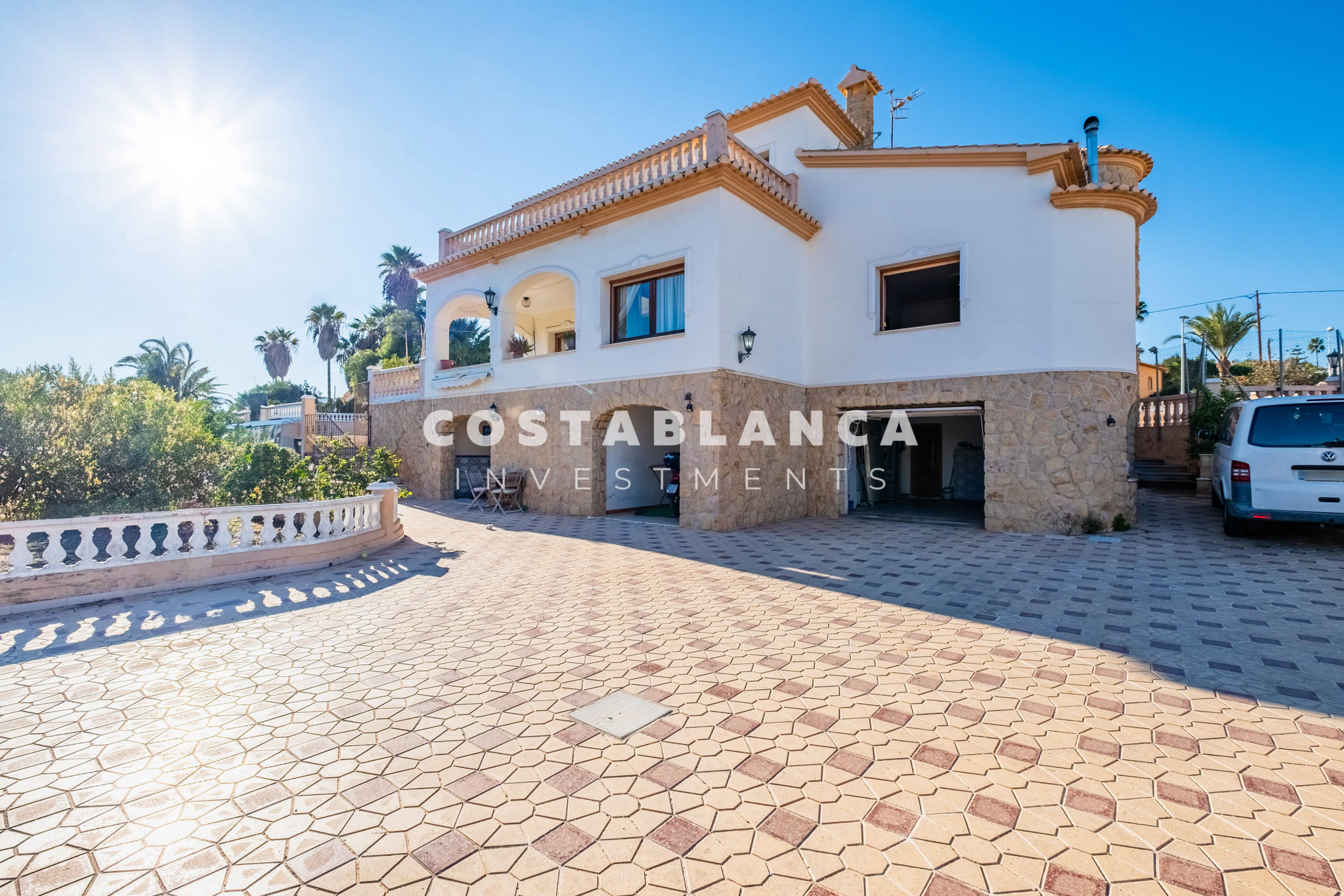 Amplia villa familiar con apartamento para huéspedes y vistas a la montaña en venta en Calpe.