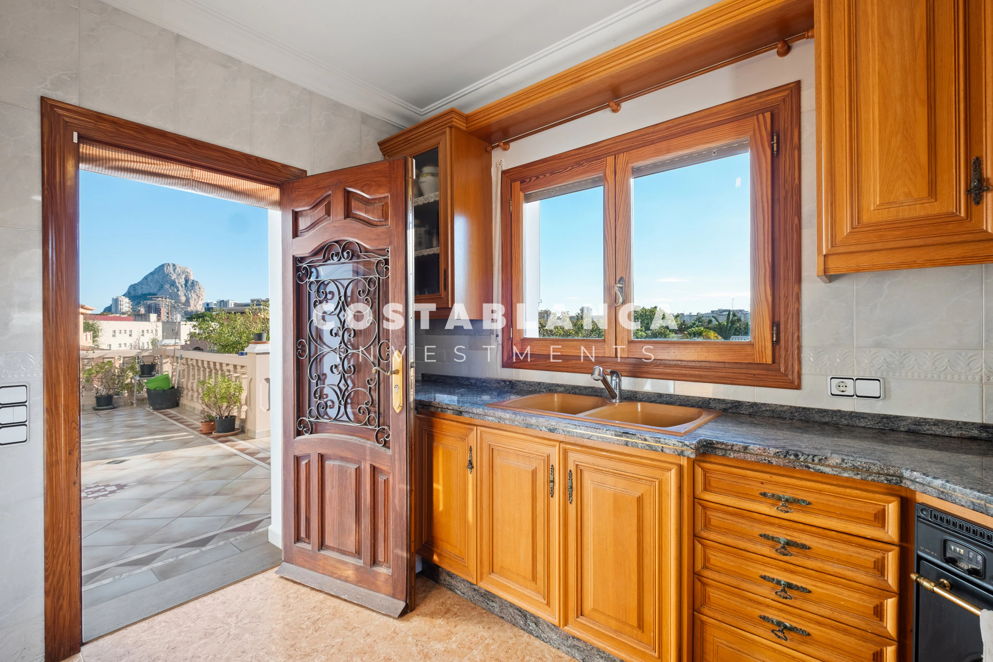 Amplia villa familiar con apartamento para huéspedes y vistas a la montaña en venta en Calpe.