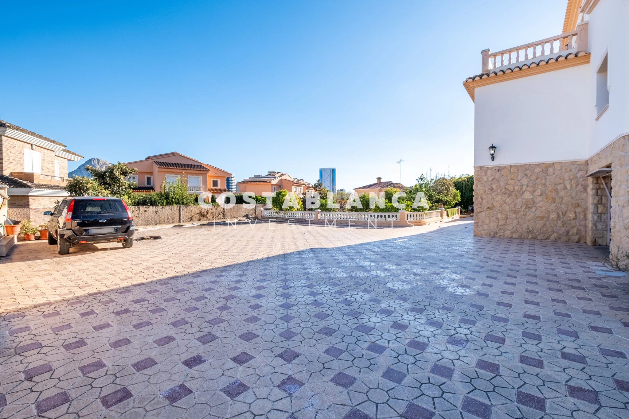 Amplia villa familiar con apartamento para huéspedes y vistas a la montaña en venta en Calpe.