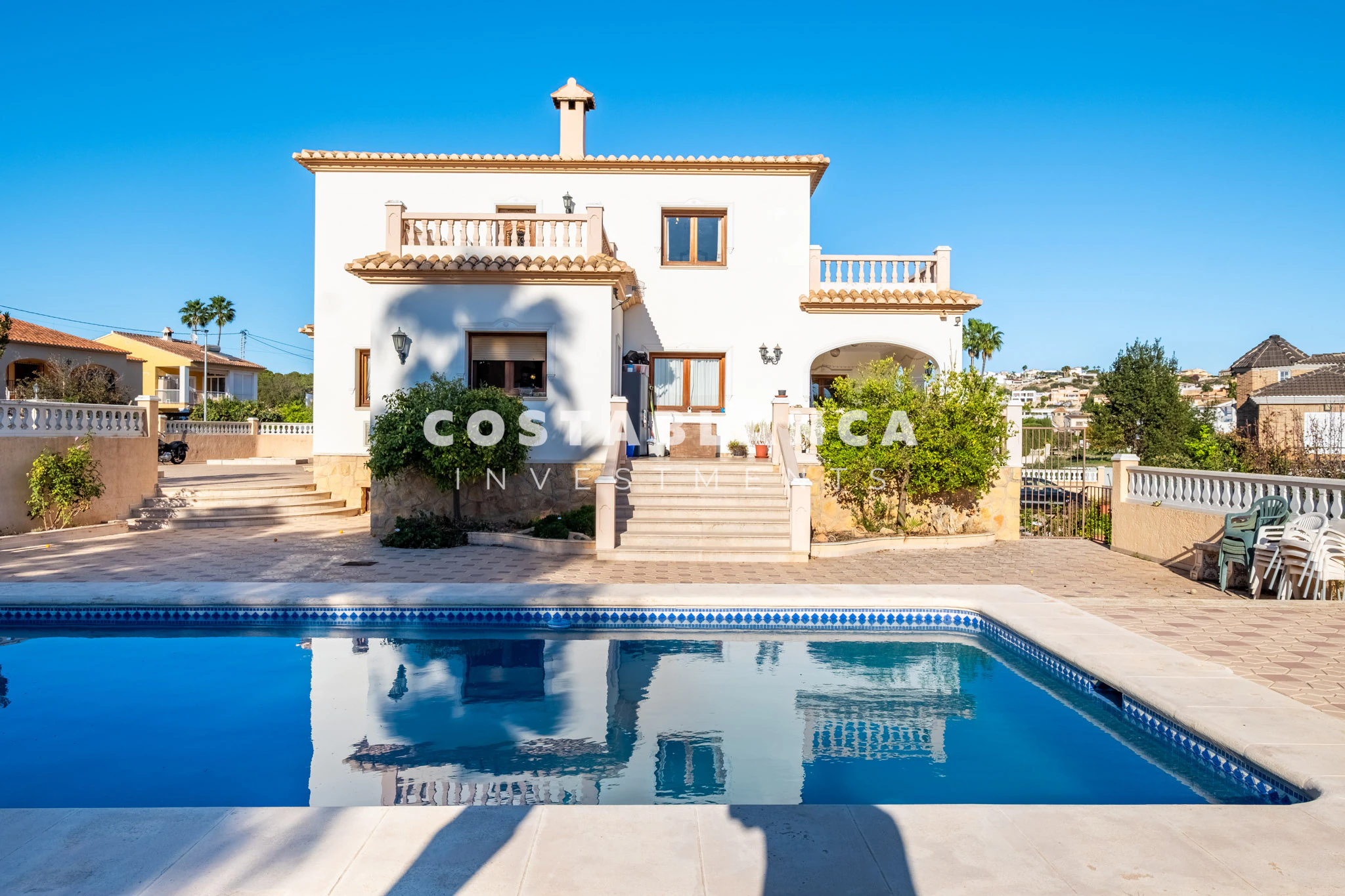 Amplia villa familiar con apartamento para huéspedes y vistas a la montaña en venta en Calpe.