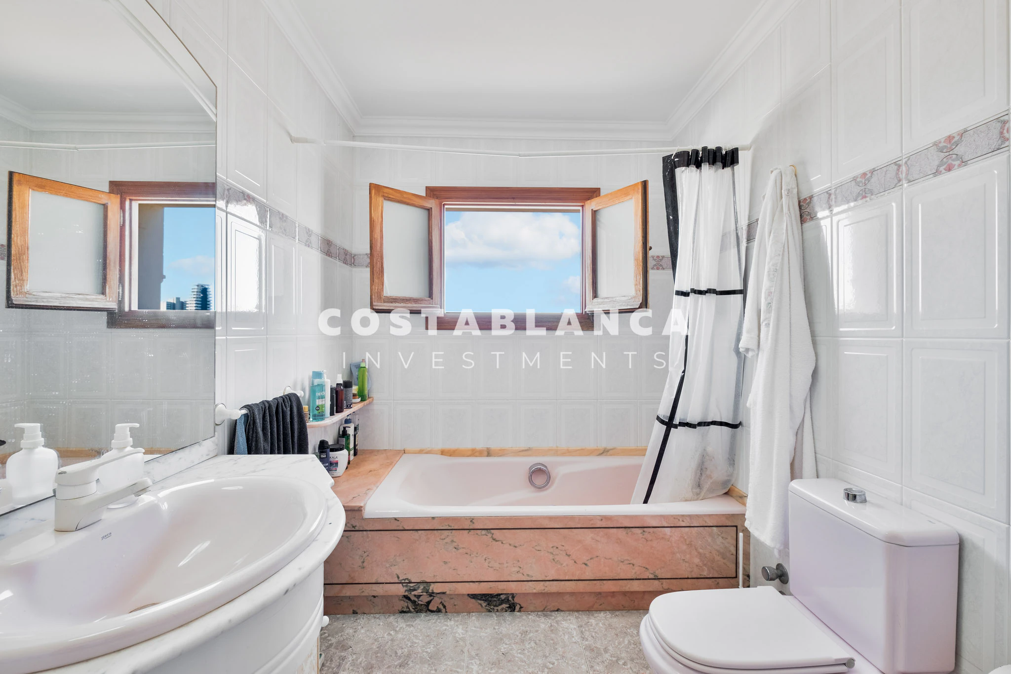 Amplia villa familiar con apartamento para huéspedes y vistas a la montaña en venta en Calpe.