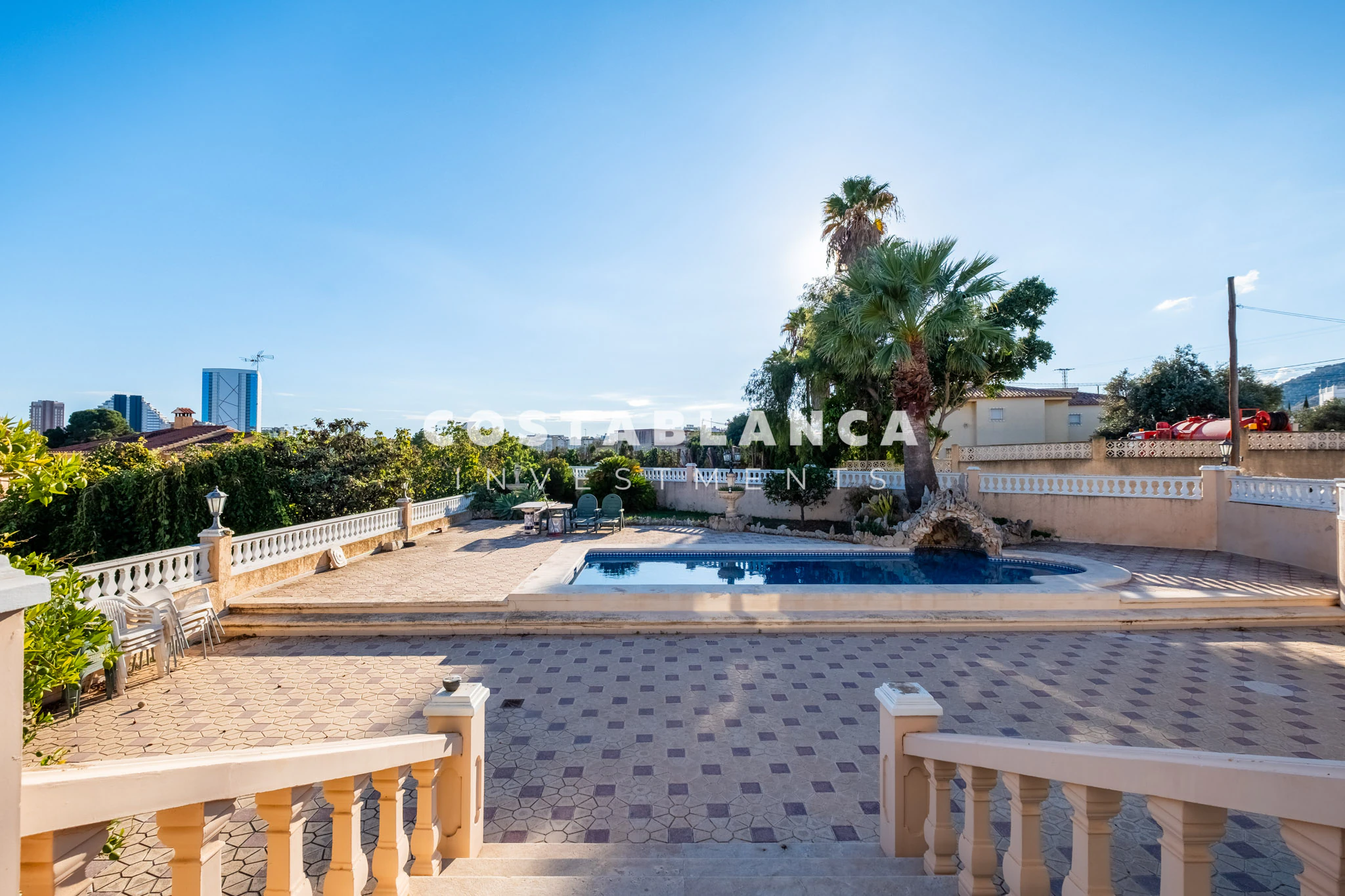 Amplia villa familiar con apartamento para huéspedes y vistas a la montaña en venta en Calpe.