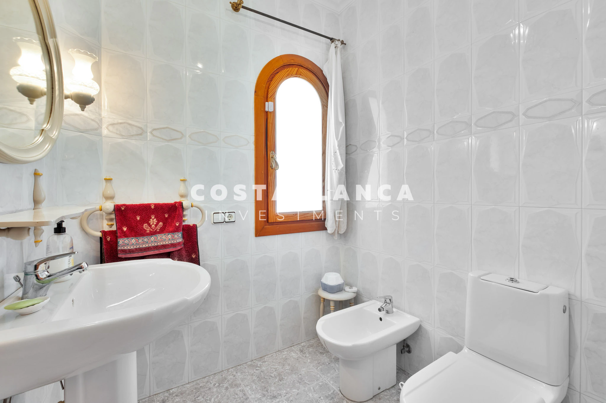 Amplia villa familiar con apartamento para huéspedes y vistas a la montaña en venta en Calpe.