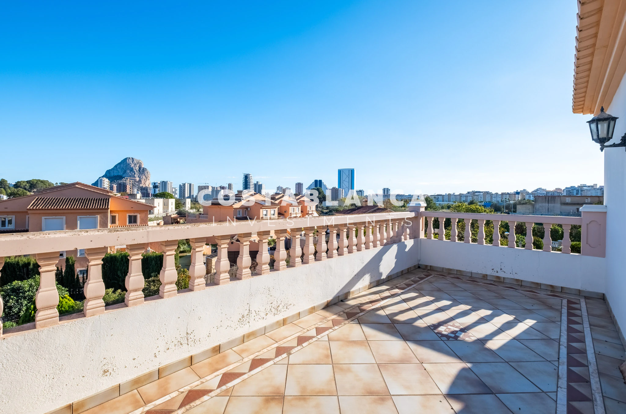 Amplia villa familiar con apartamento para huéspedes y vistas a la montaña en venta en Calpe.