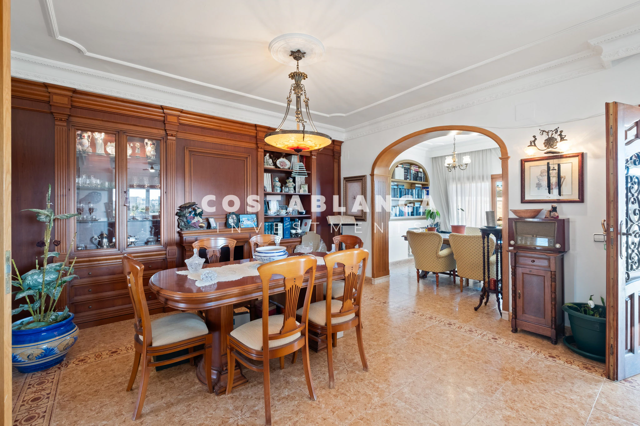 Amplia villa familiar con apartamento para huéspedes y vistas a la montaña en venta en Calpe.