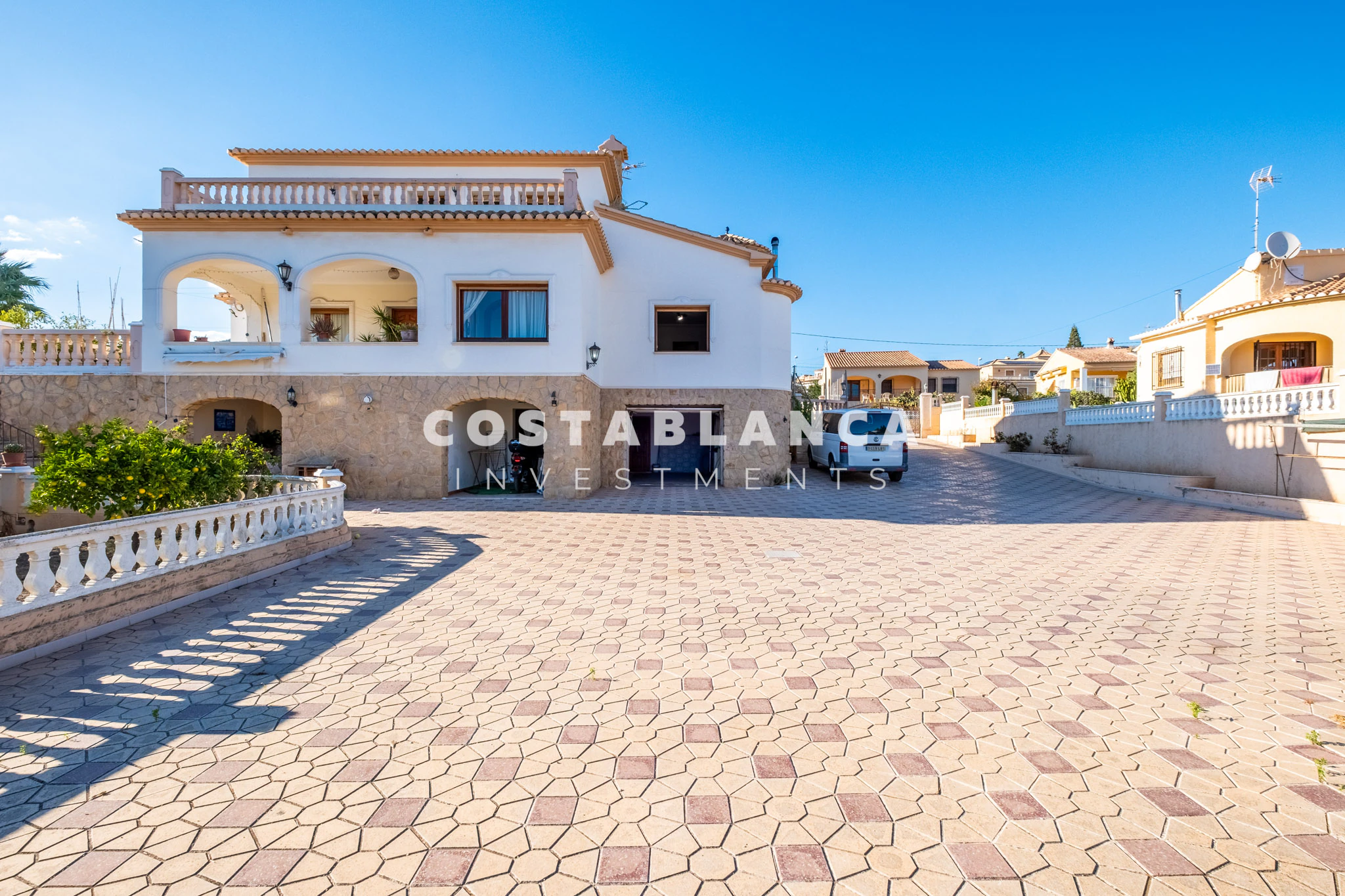 Amplia villa familiar con apartamento para huéspedes y vistas a la montaña en venta en Calpe.