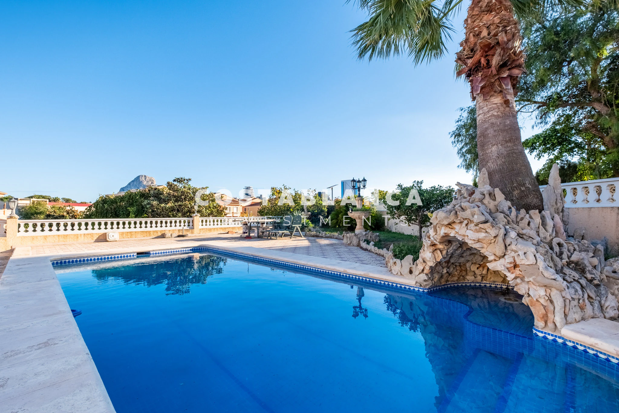 Amplia villa familiar con apartamento para huéspedes y vistas a la montaña en venta en Calpe.