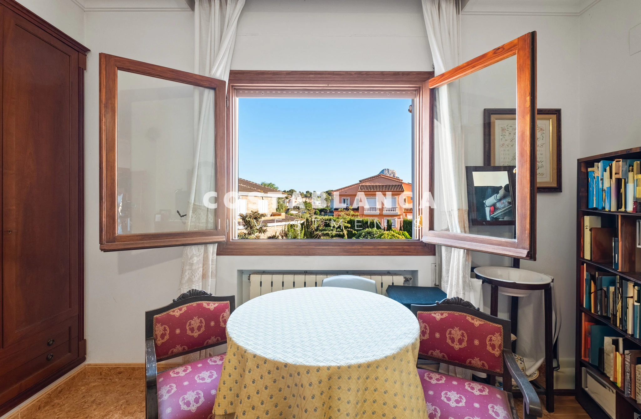 Amplia villa familiar con apartamento para huéspedes y vistas a la montaña en venta en Calpe.