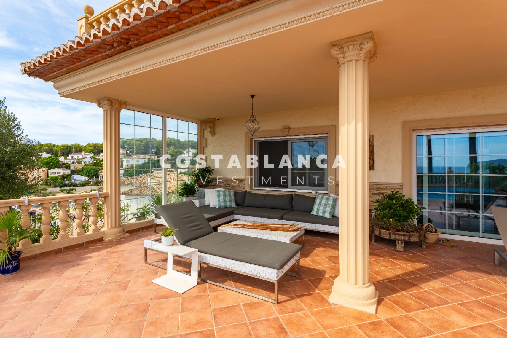 Villa de lujo con vistas al mar y piscinas cubiertas y al aire libre en venta en Benissa