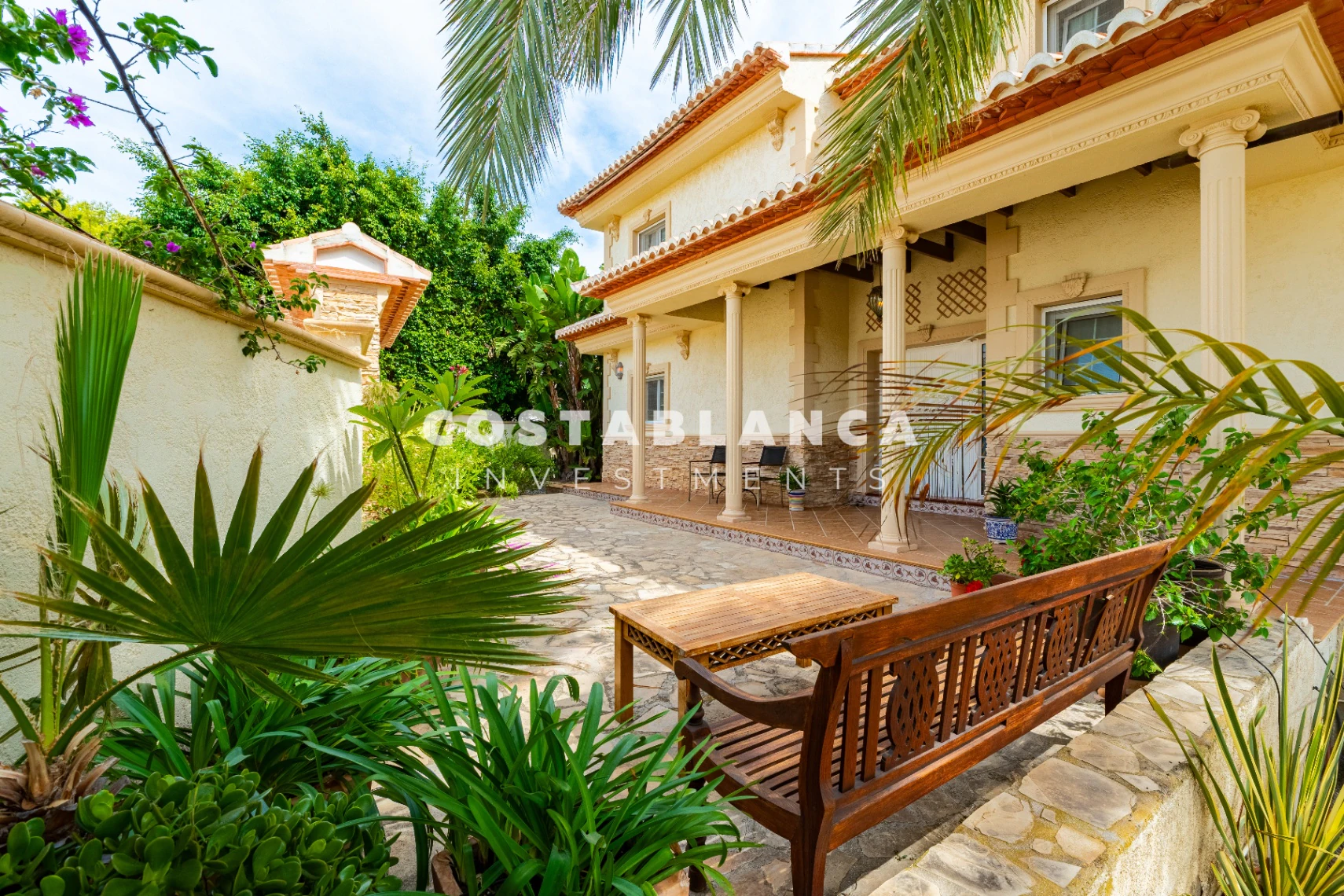 Villa de lujo con vistas al mar y piscinas cubiertas y al aire libre en venta en Benissa