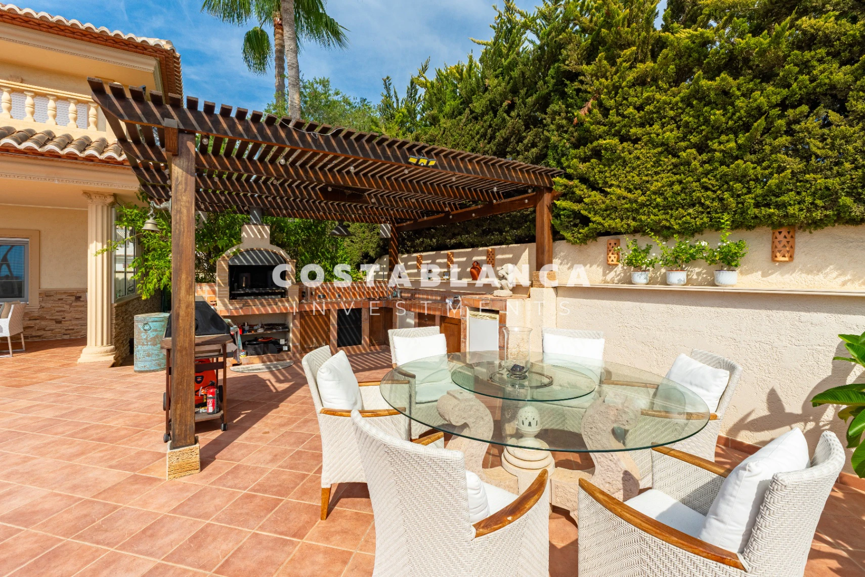 Villa de lujo con vistas al mar y piscinas cubiertas y al aire libre en venta en Benissa