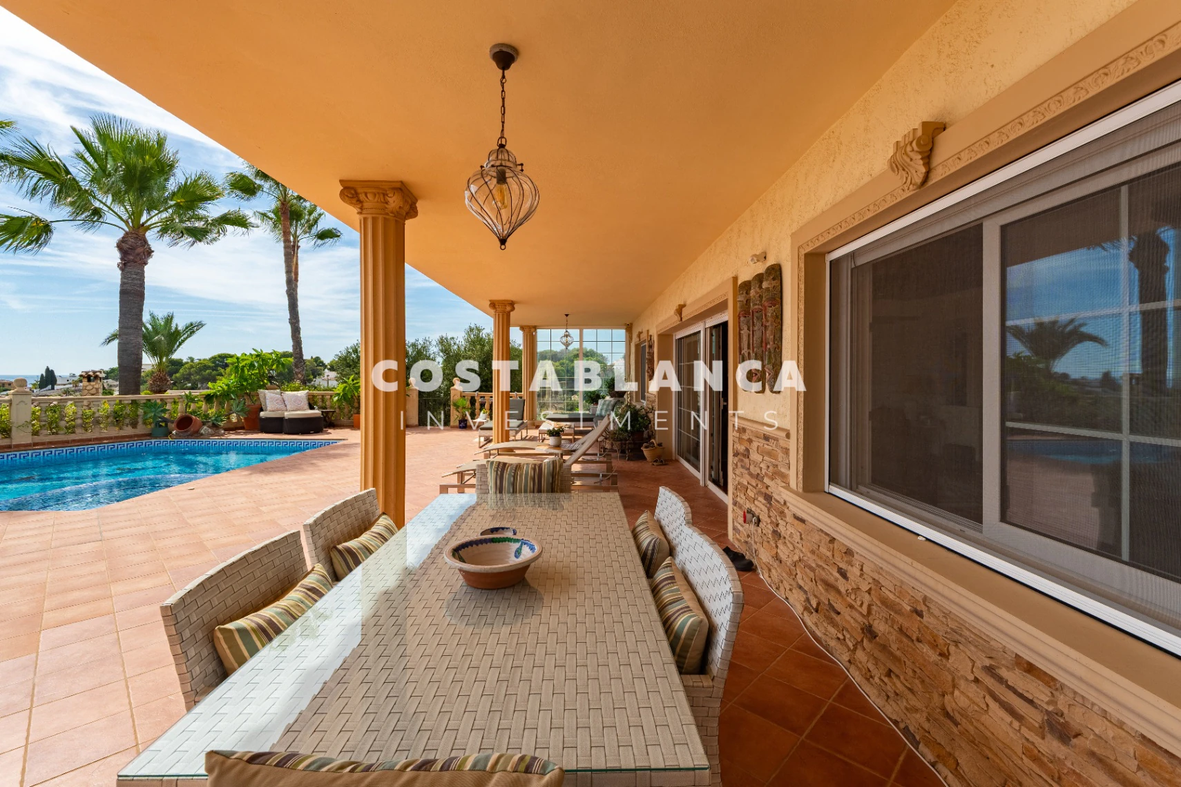 Villa de lujo con vistas al mar y piscinas cubiertas y al aire libre en venta en Benissa