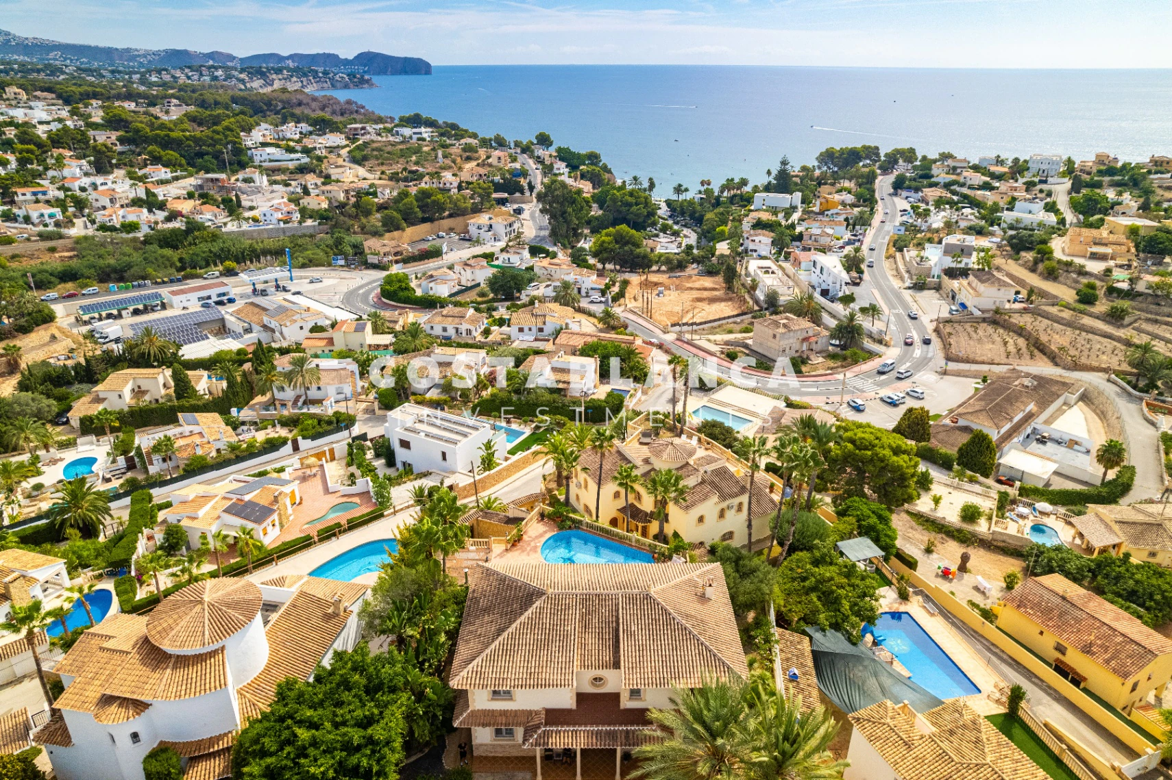 Villa de lujo con vistas al mar y piscinas cubiertas y al aire libre en venta en Benissa