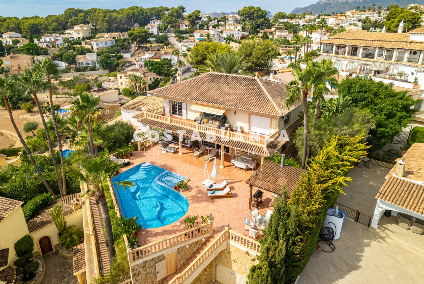 Villa de lujo con vistas al mar y piscinas cubiertas y al aire libre en venta en Benissa
