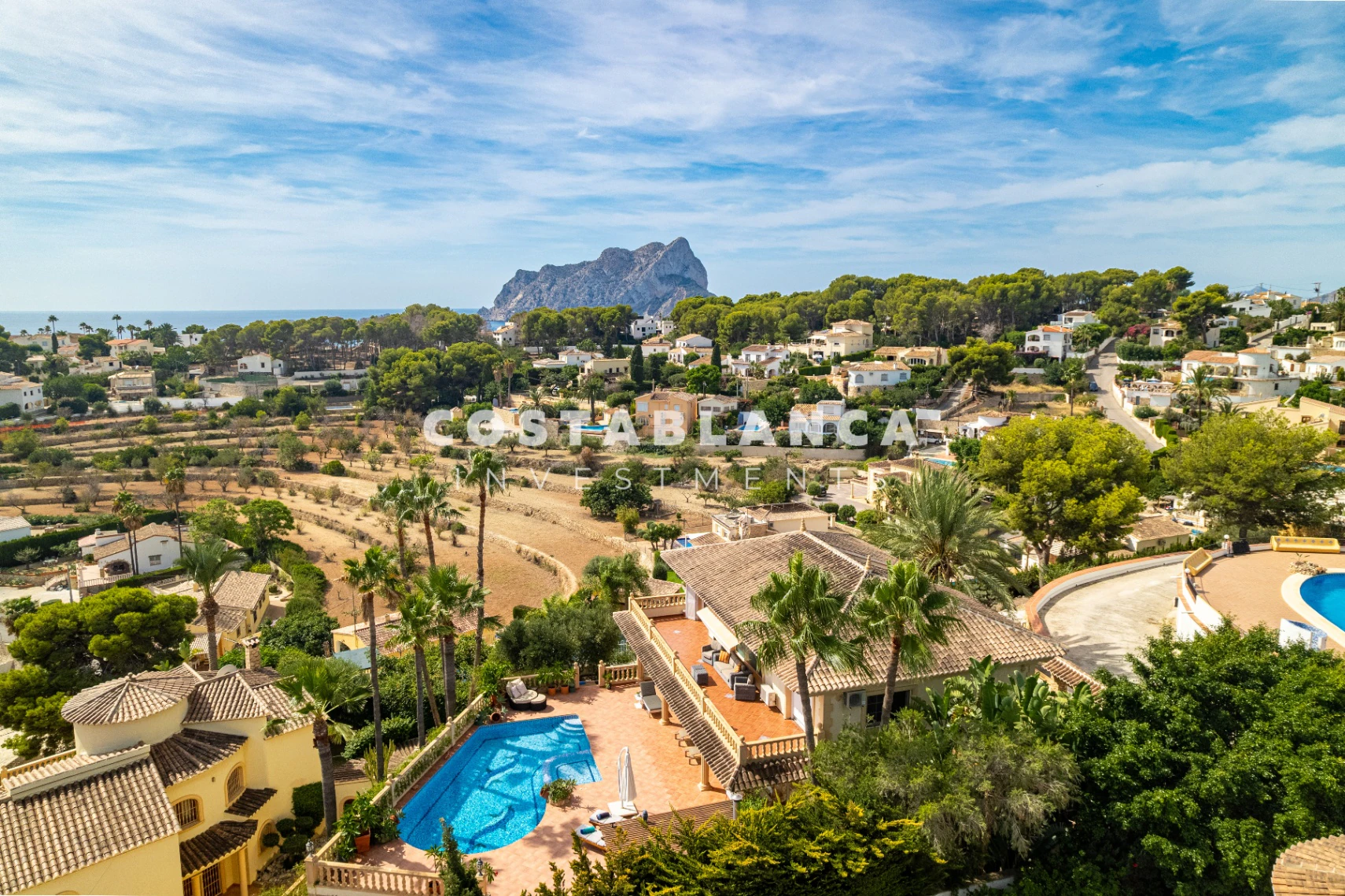 Villa de lujo con vistas al mar y piscinas cubiertas y al aire libre en venta en Benissa