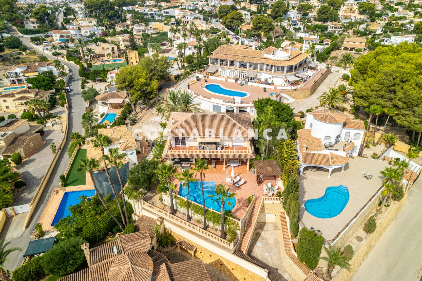 Villa de lujo con vistas al mar y piscinas cubiertas y al aire libre en venta en Benissa