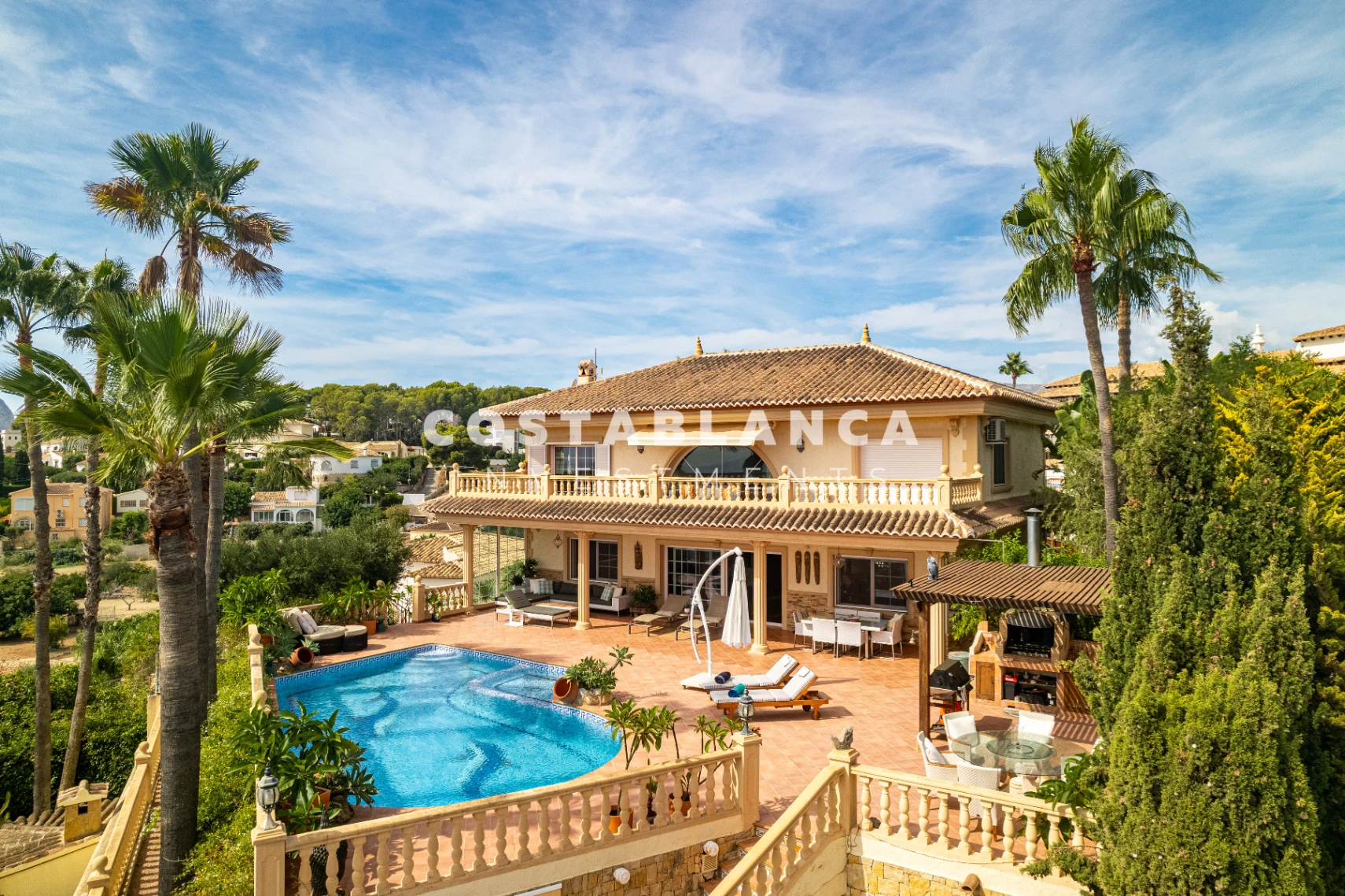 Villa de luxe avec vue sur la mer et piscines intérieure et extérieure à vendre à Benissa