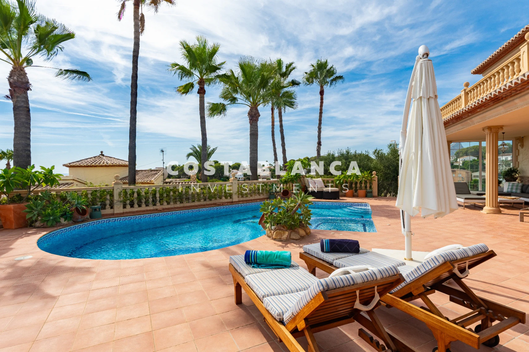 Villa de lujo con vistas al mar y piscinas cubiertas y al aire libre en venta en Benissa
