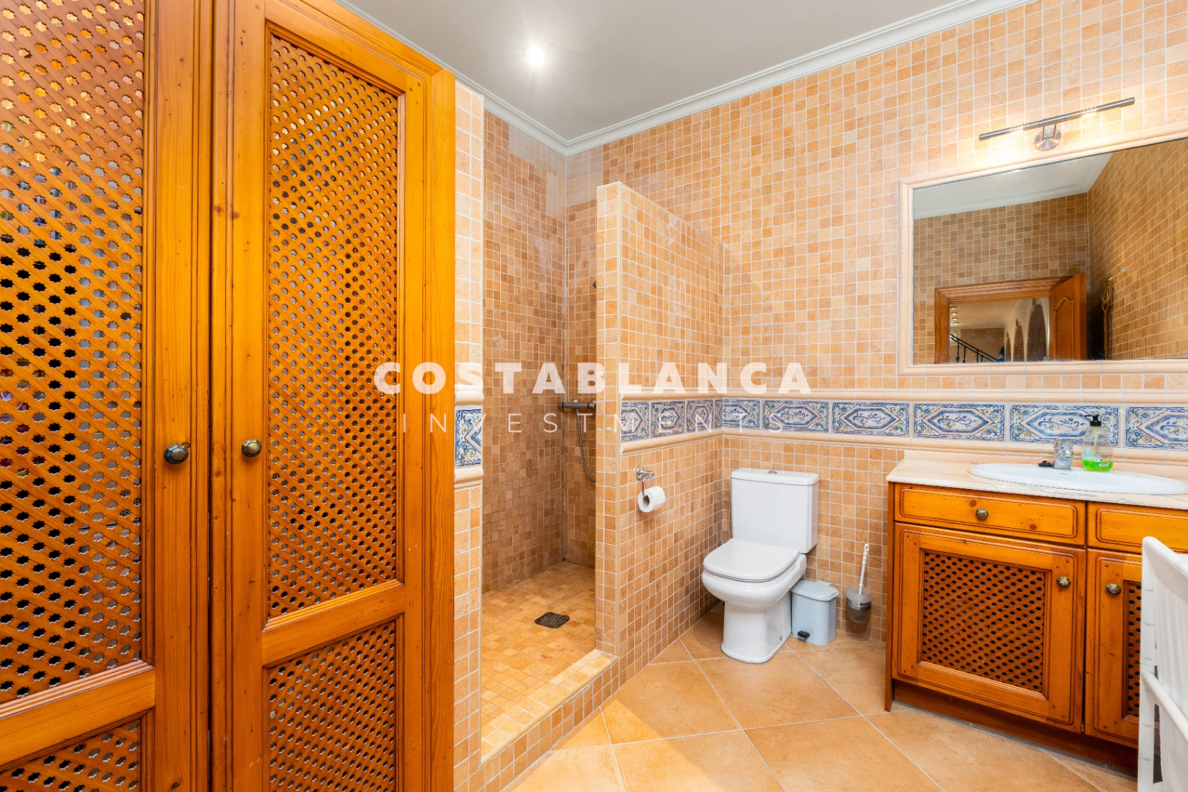 Villa de lujo con vistas al mar y piscinas cubiertas y al aire libre en venta en Benissa
