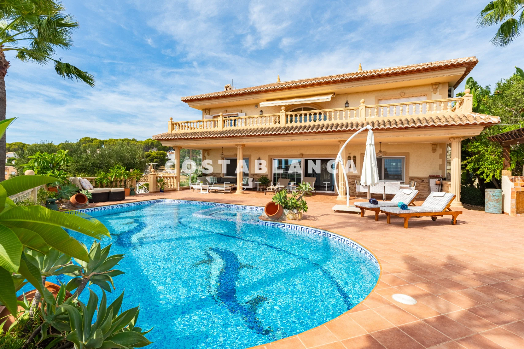 Villa de lujo con vistas al mar y piscinas cubiertas y al aire libre en venta en Benissa