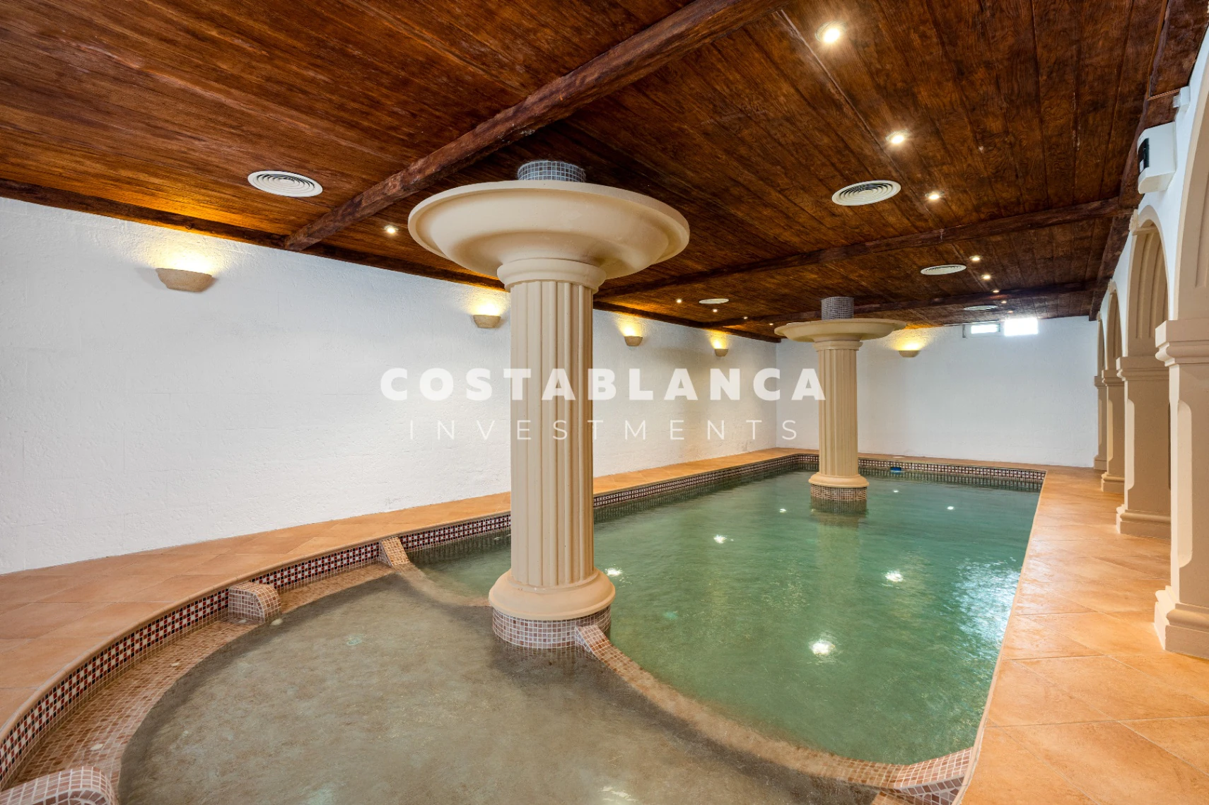 Villa de lujo con vistas al mar y piscinas cubiertas y al aire libre en venta en Benissa