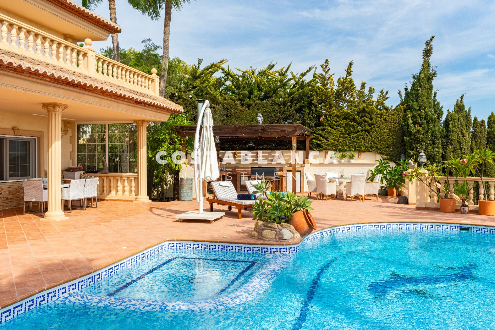 Villa de lujo con vistas al mar y piscinas cubiertas y al aire libre en venta en Benissa