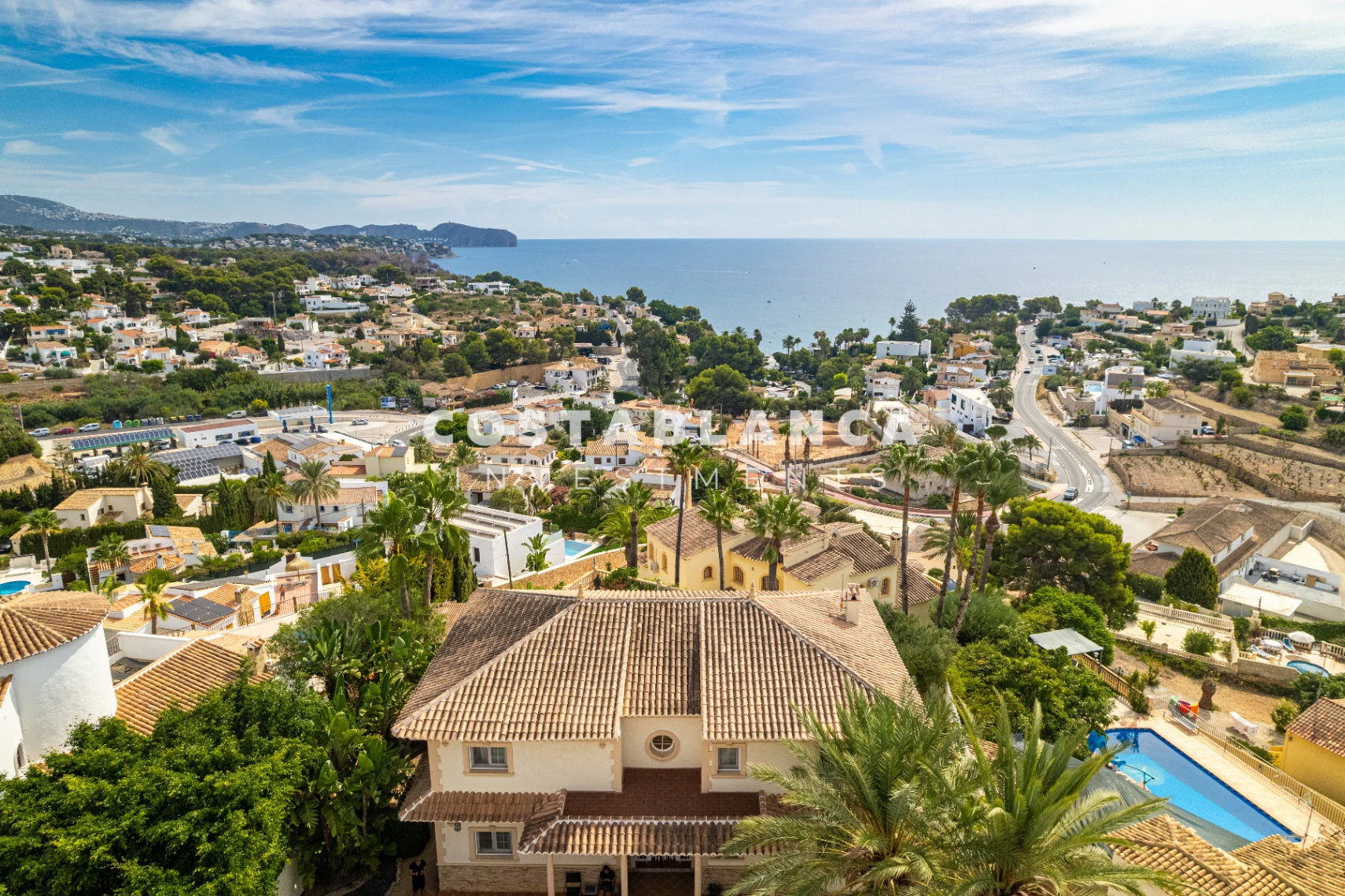 Villa de lujo con vistas al mar y piscinas cubiertas y al aire libre en venta en Benissa