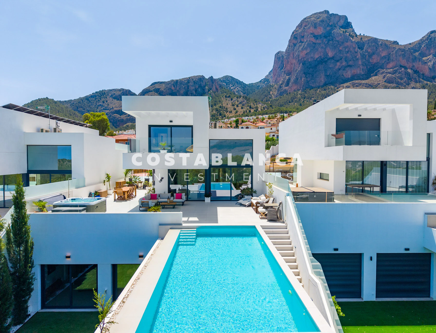 Villa de lujo en venta en Polop con piscina infinita y vistas al mar