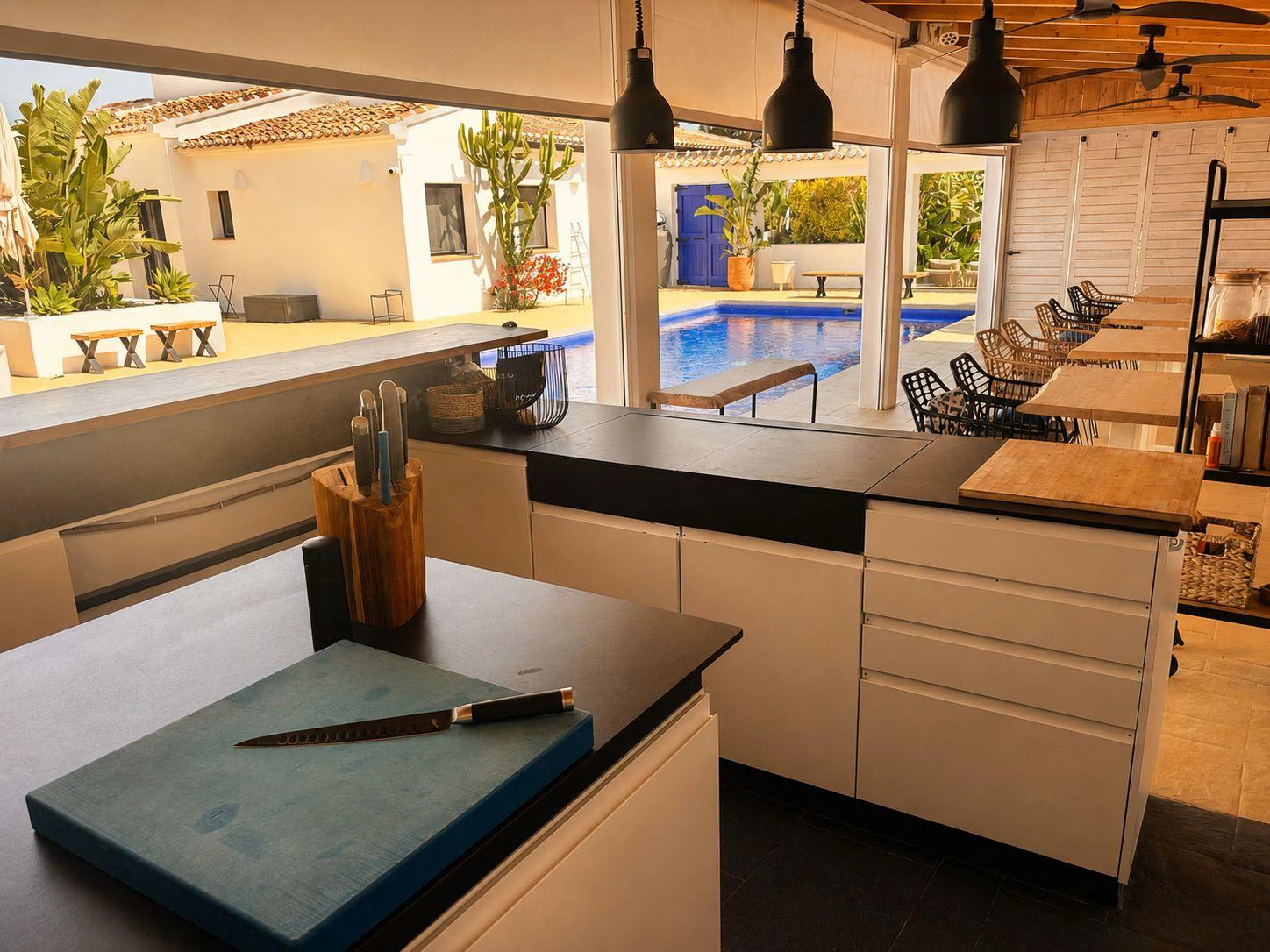 Renovated villa in the Montgo area with a separate guest house.