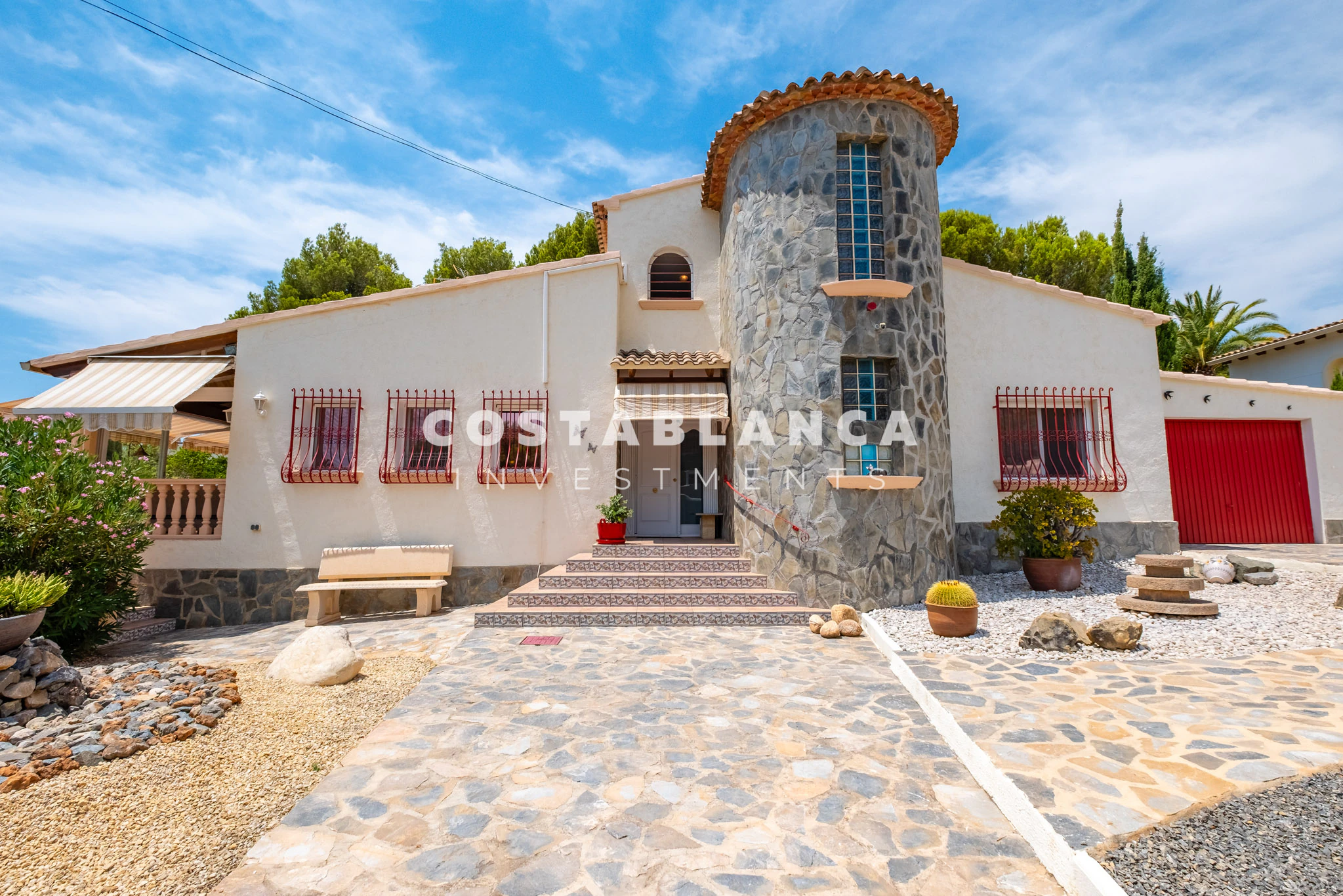 Beautiful Detached Villa with Private Pool in the Prestigious Santa Clara Residential Area