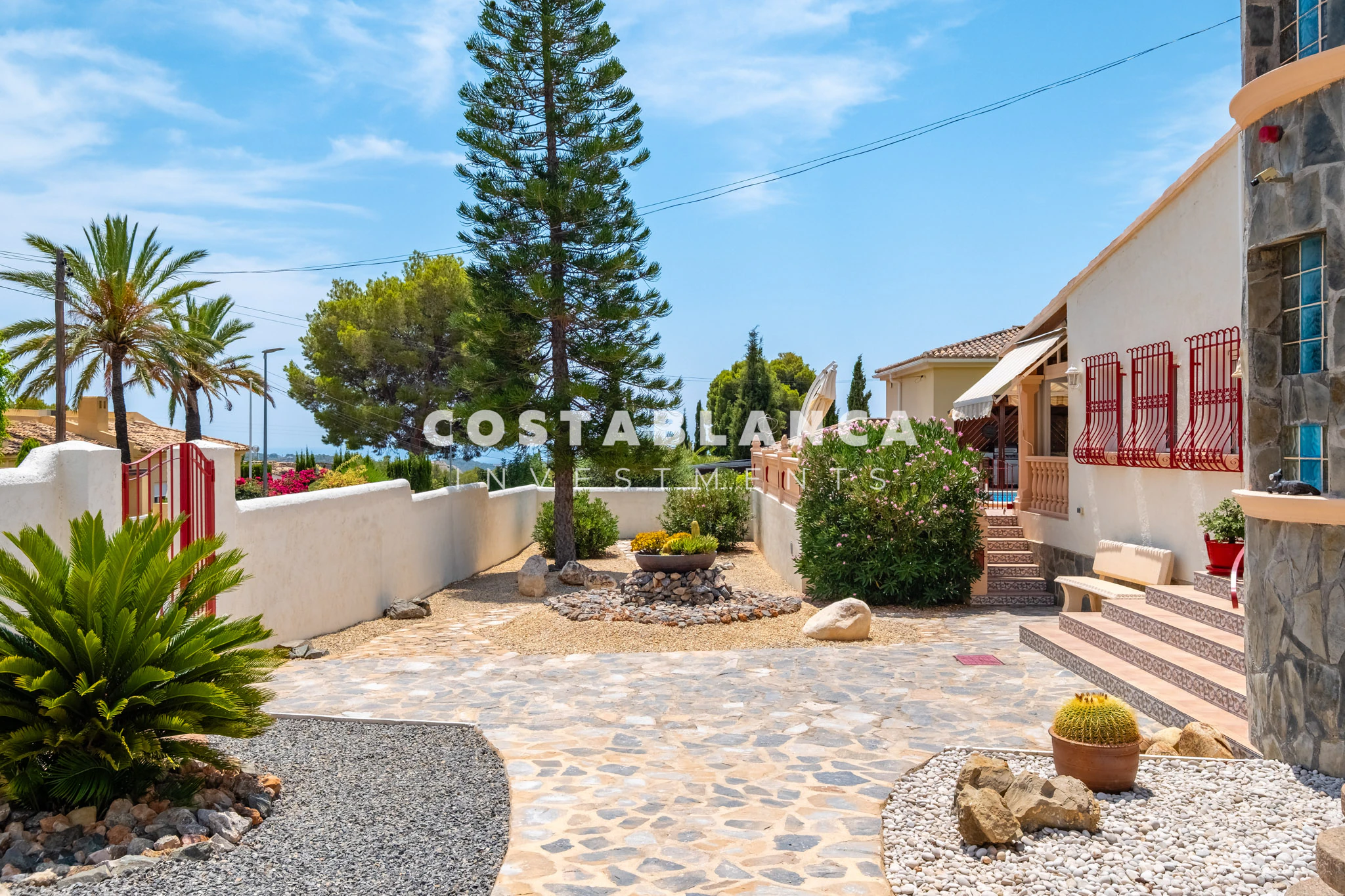 Beautiful Detached Villa with Private Pool in the Prestigious Santa Clara Residential Area