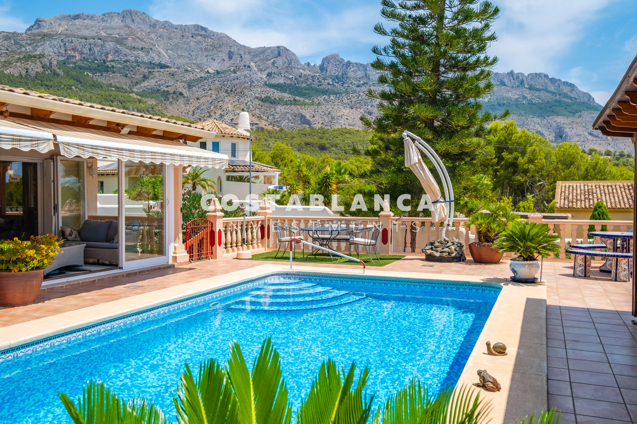 Beautiful Detached Villa with Private Pool in the Prestigious Santa Clara Residential Area