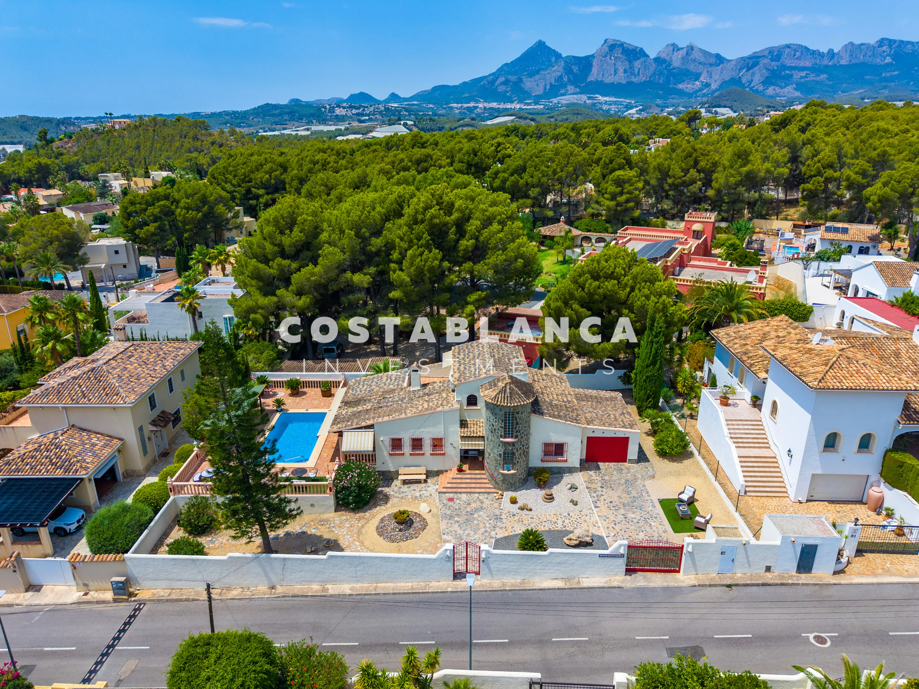 Beautiful Detached Villa with Private Pool in the Prestigious Santa Clara Residential Area