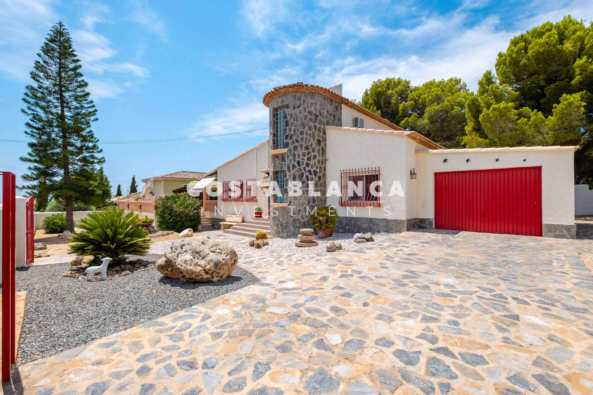 Beautiful Detached Villa with Private Pool in the Prestigious Santa Clara Residential Area