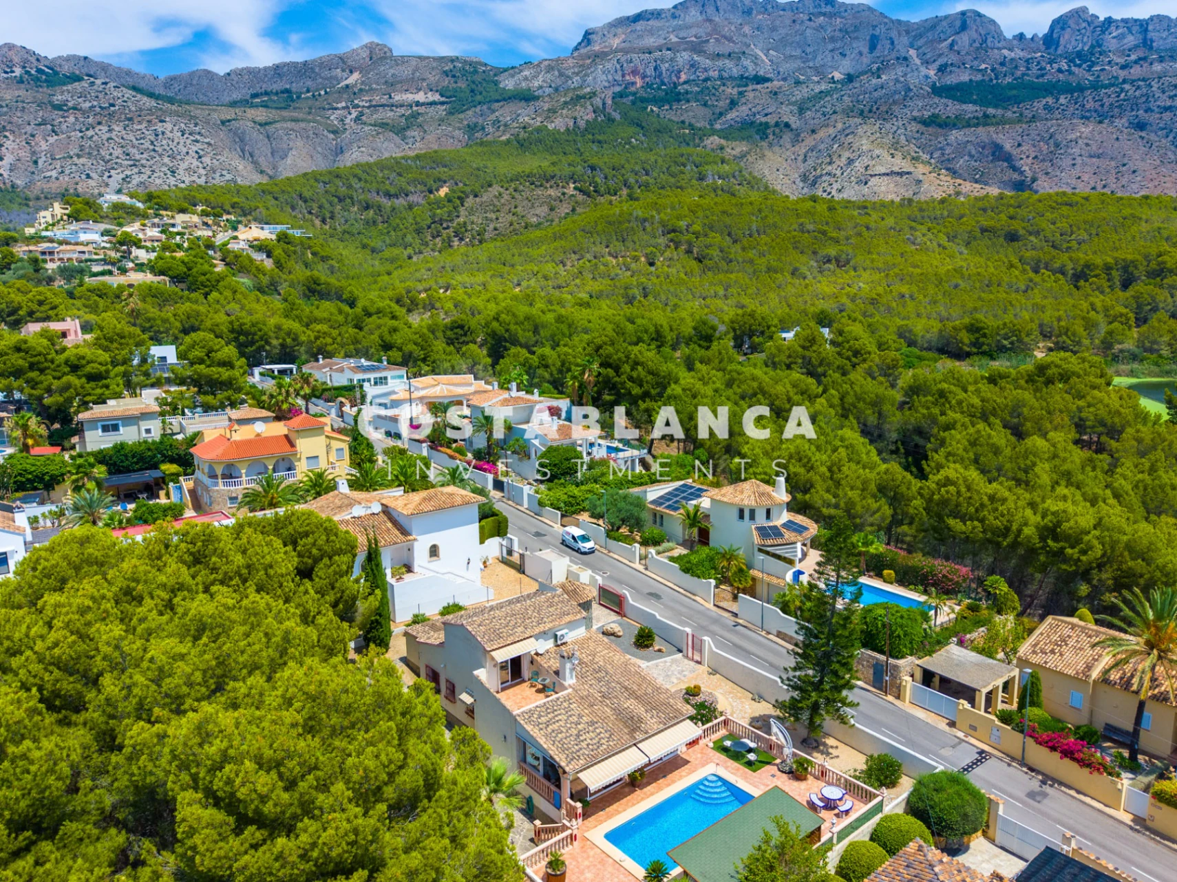 Beautiful Detached Villa with Private Pool in the Prestigious Santa Clara Residential Area
