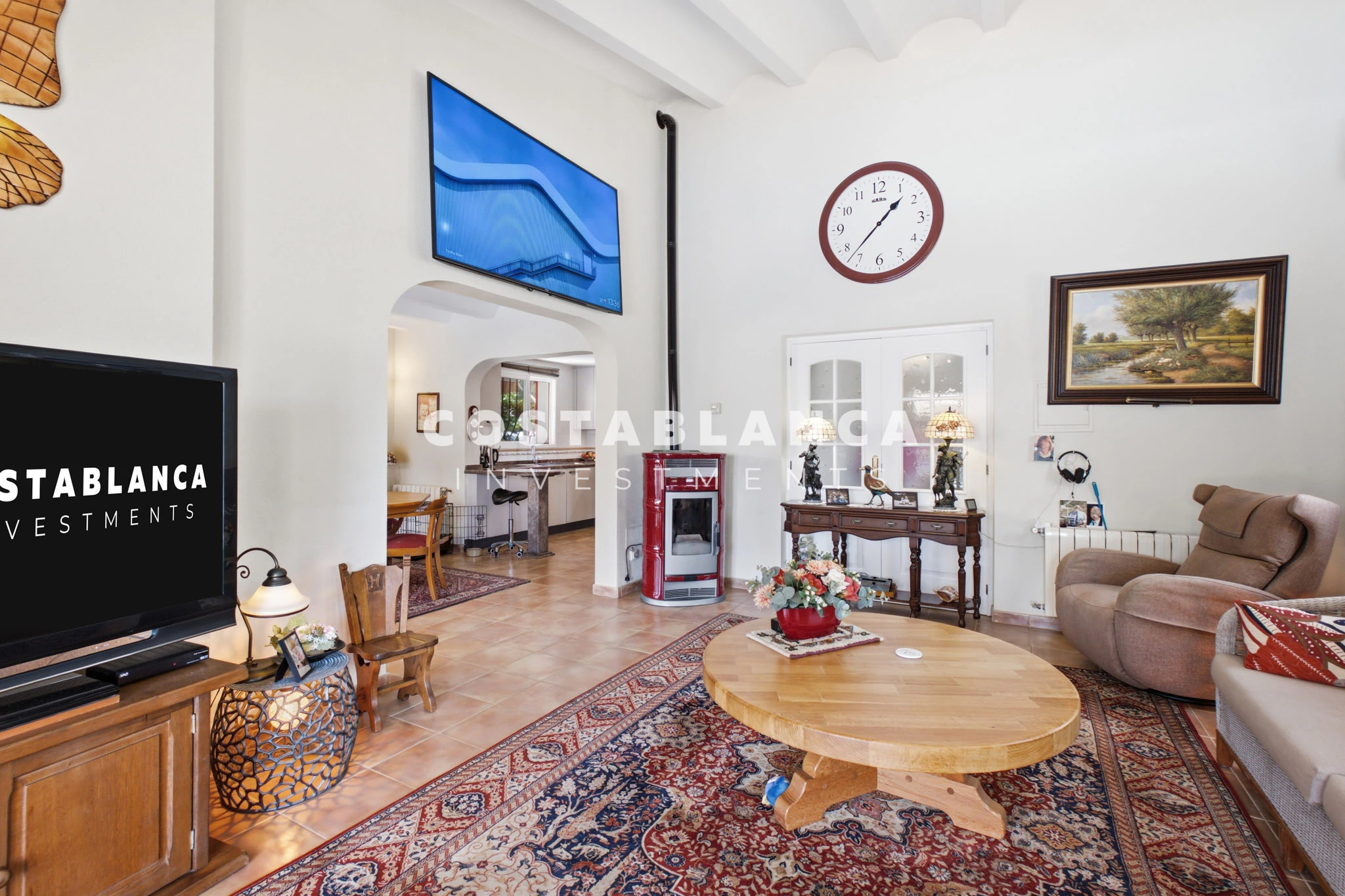 Beautiful Detached Villa with Private Pool in the Prestigious Santa Clara Residential Area