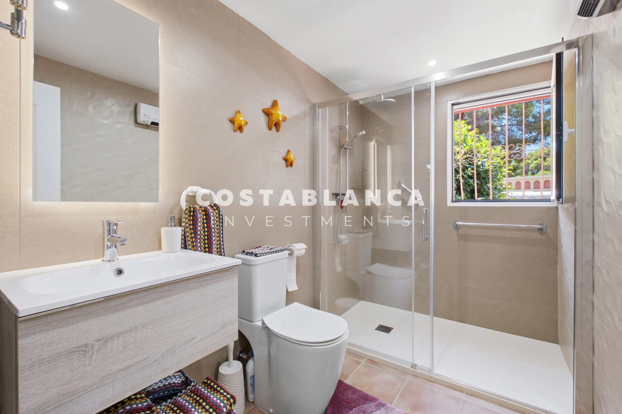 Beautiful Detached Villa with Private Pool in the Prestigious Santa Clara Residential Area