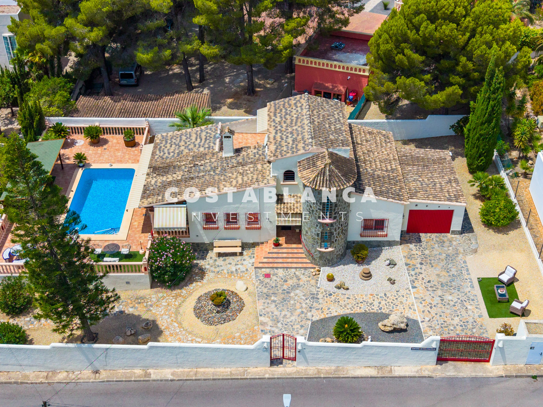 Beautiful Detached Villa with Private Pool in the Prestigious Santa Clara Residential Area