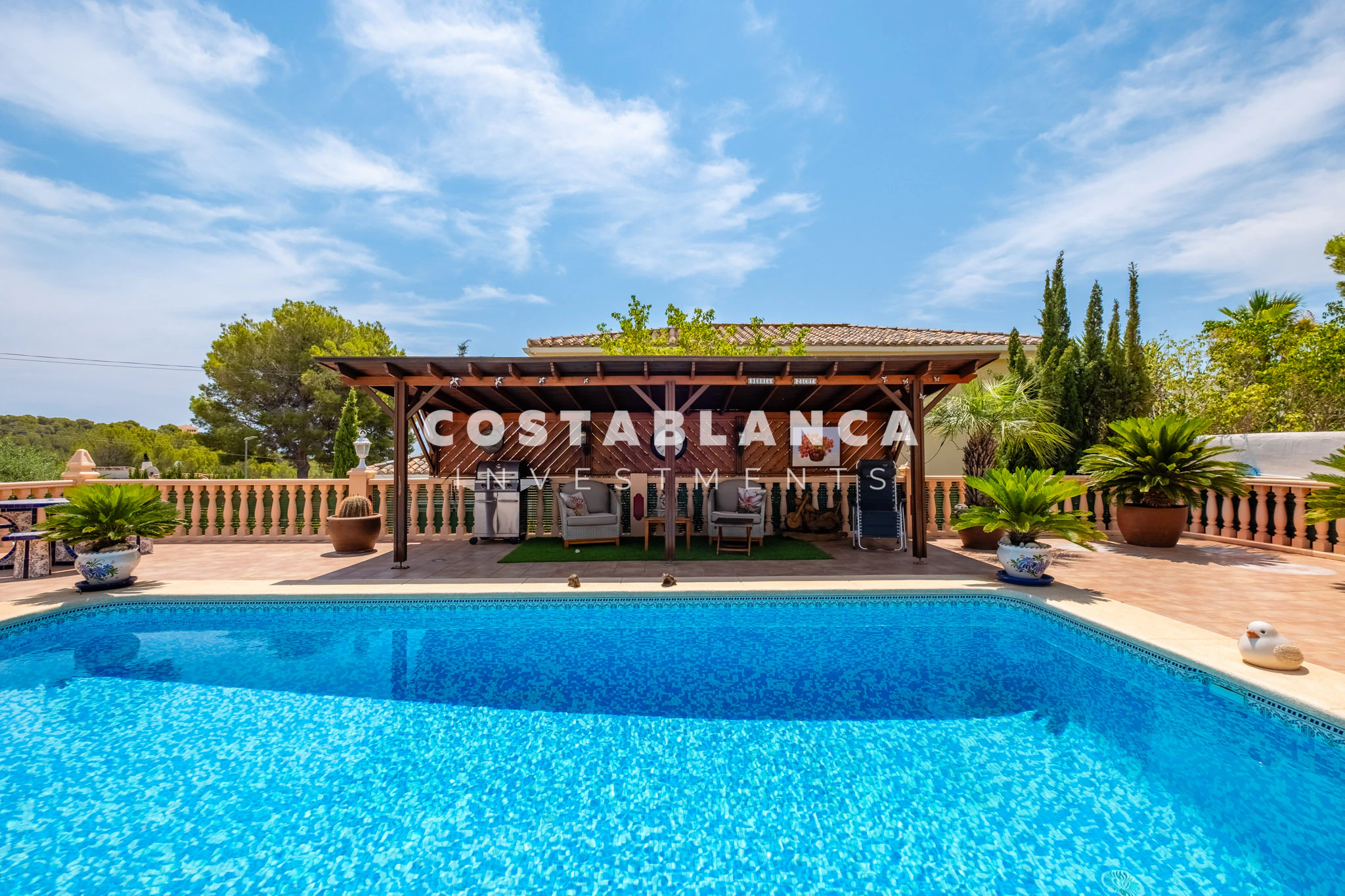 Beautiful Detached Villa with Private Pool in the Prestigious Santa Clara Residential Area