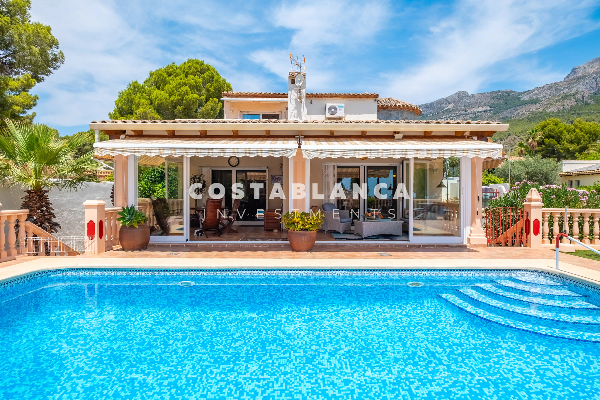Beautiful Detached Villa with Private Pool in the Prestigious Santa Clara Residential Area
