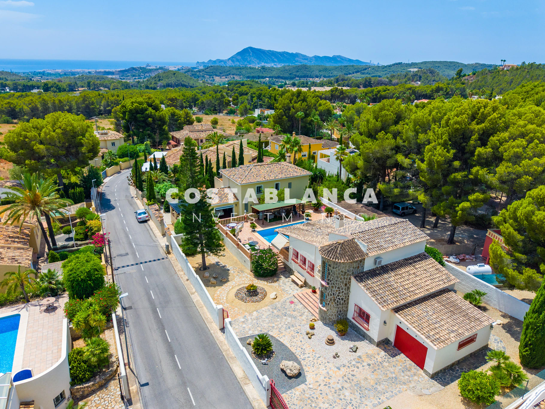Beautiful Detached Villa with Private Pool in the Prestigious Santa Clara Residential Area