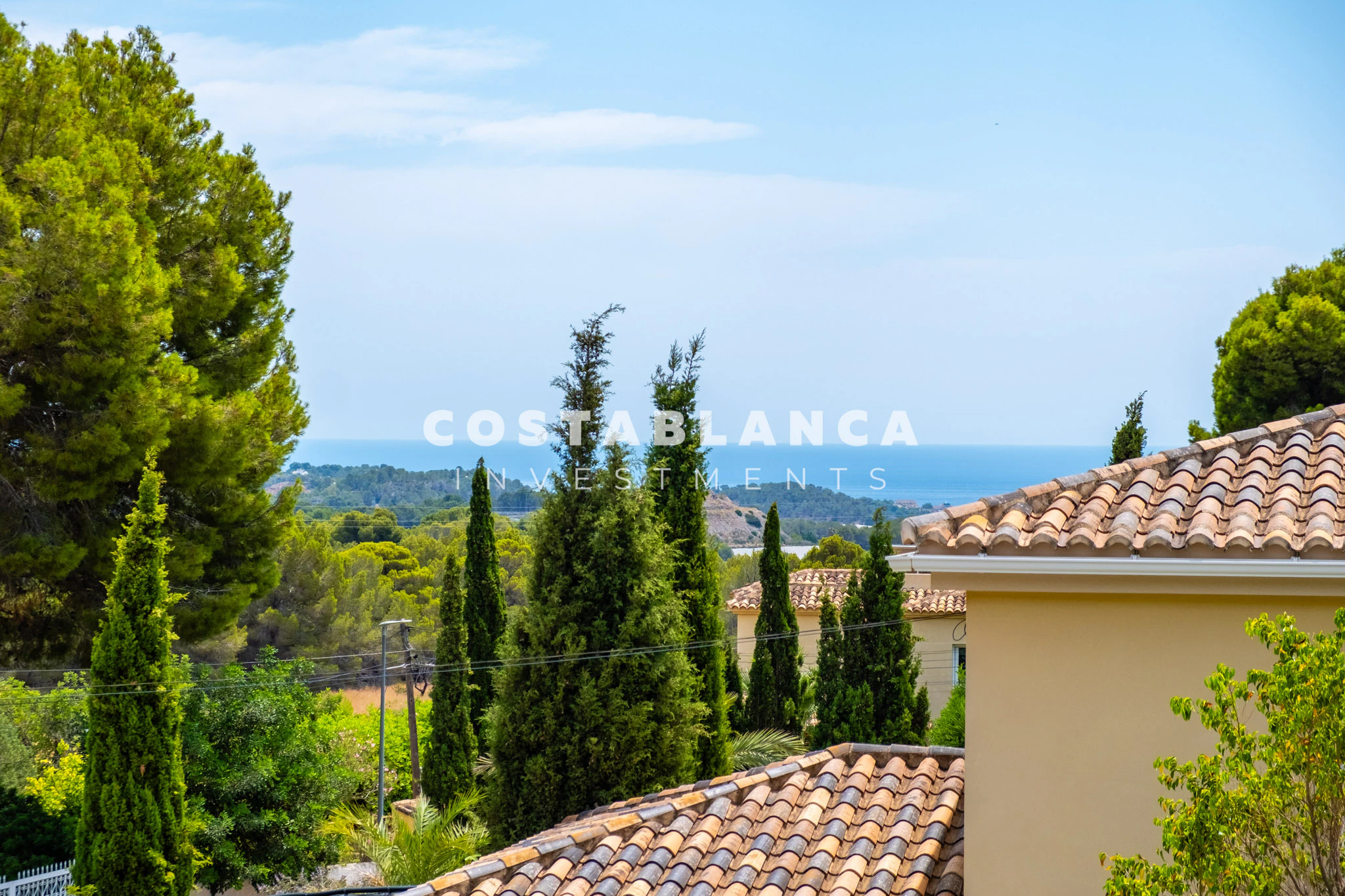 Beautiful Detached Villa with Private Pool in the Prestigious Santa Clara Residential Area