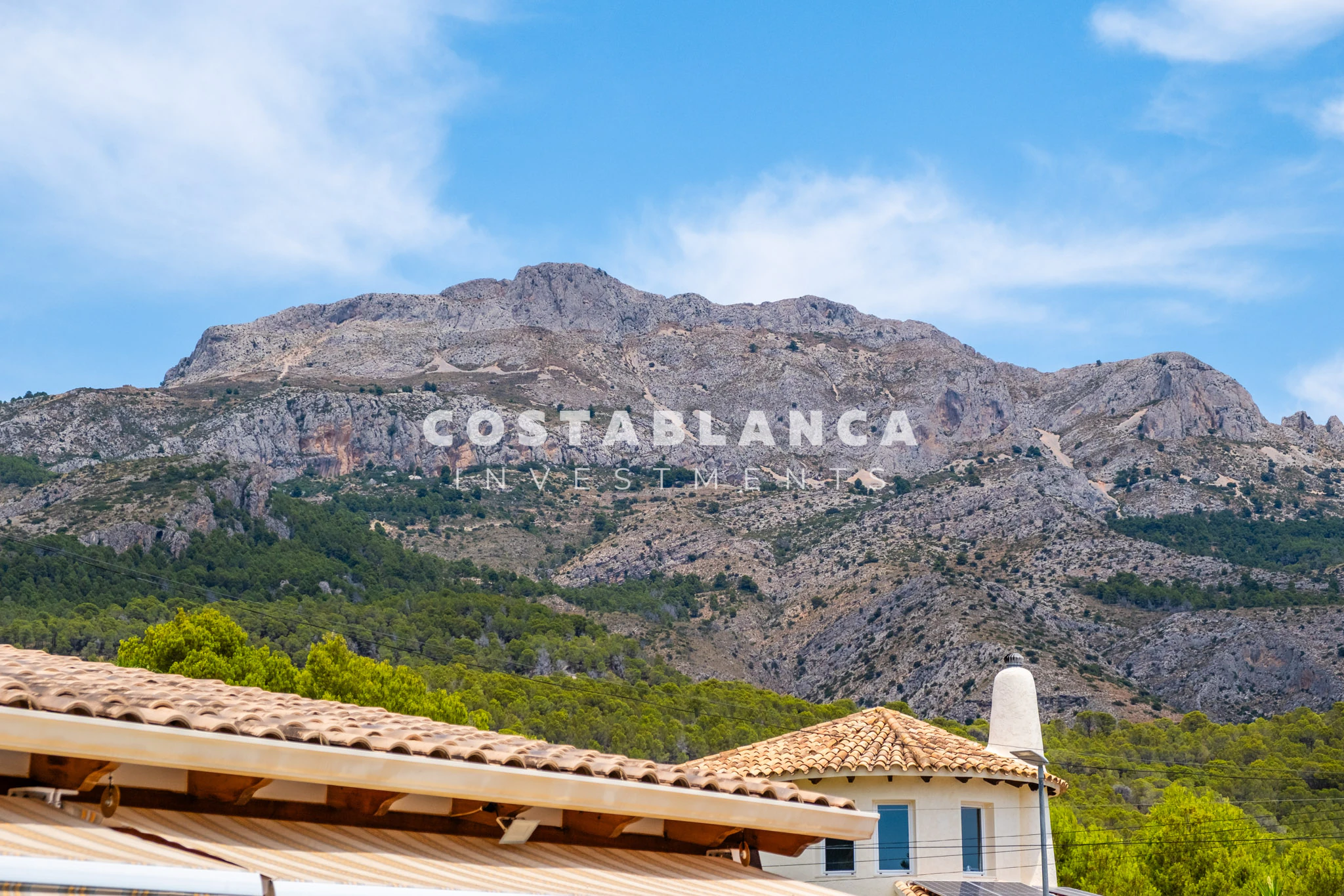 Beautiful Detached Villa with Private Pool in the Prestigious Santa Clara Residential Area