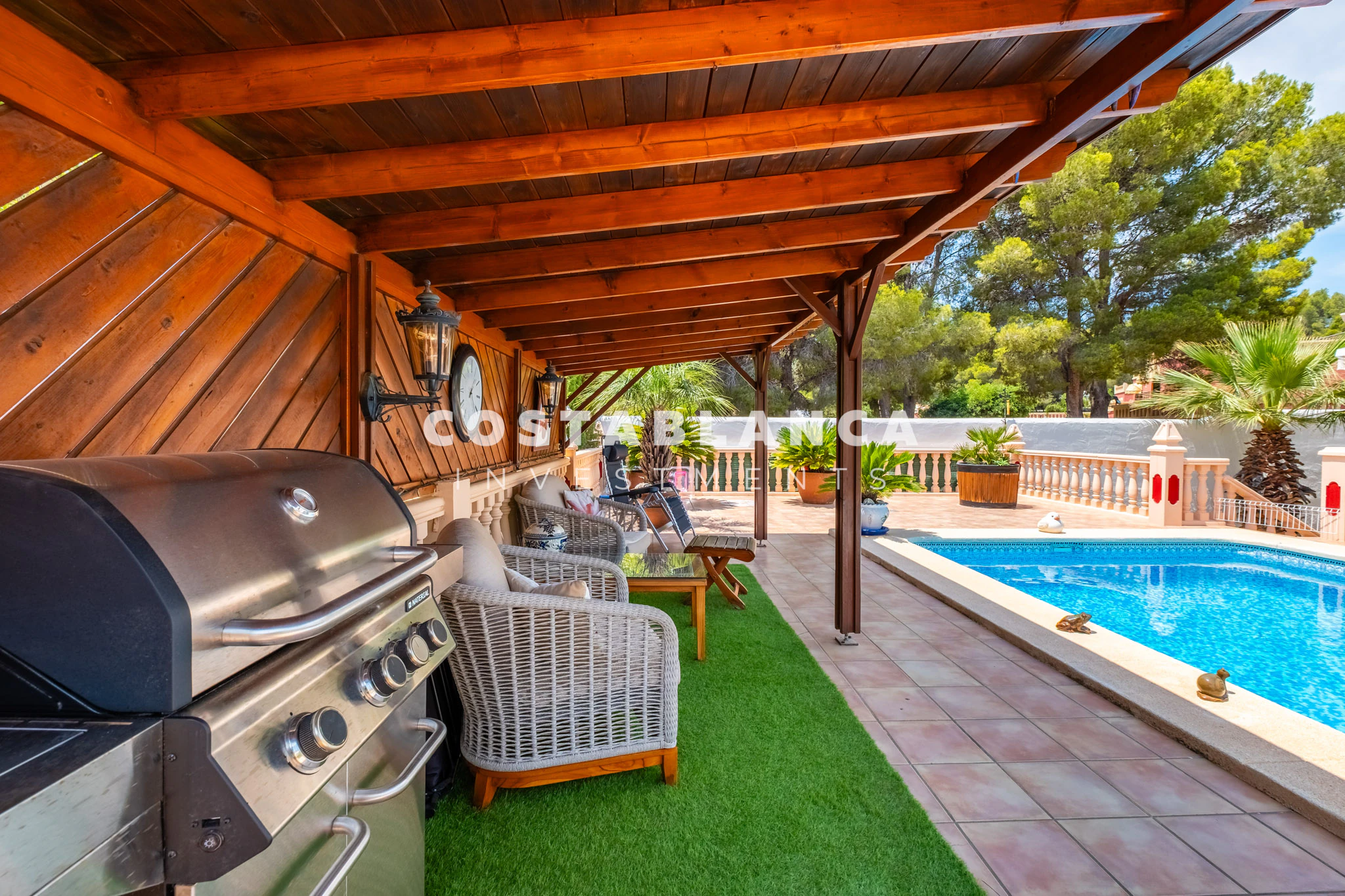 Beautiful Detached Villa with Private Pool in the Prestigious Santa Clara Residential Area