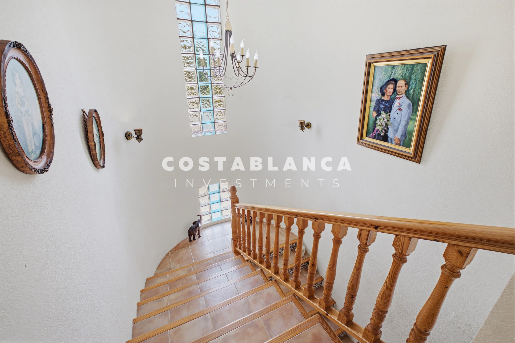Beautiful Detached Villa with Private Pool in the Prestigious Santa Clara Residential Area