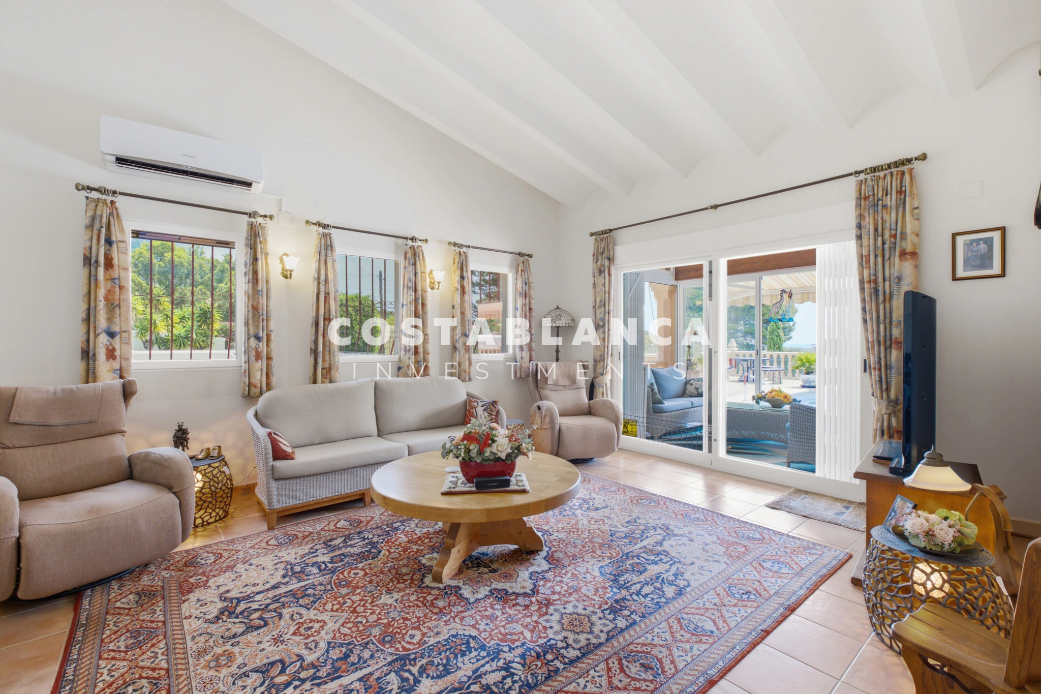 Beautiful Detached Villa with Private Pool in the Prestigious Santa Clara Residential Area