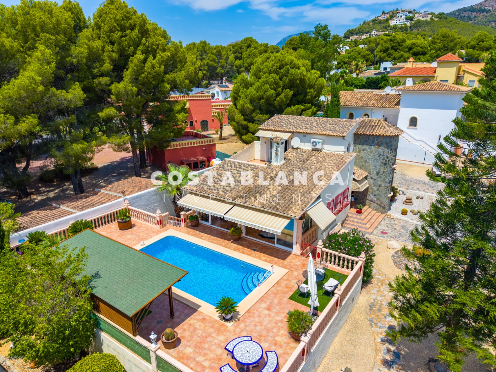 Beautiful Detached Villa with Private Pool in the Prestigious Santa Clara Residential Area