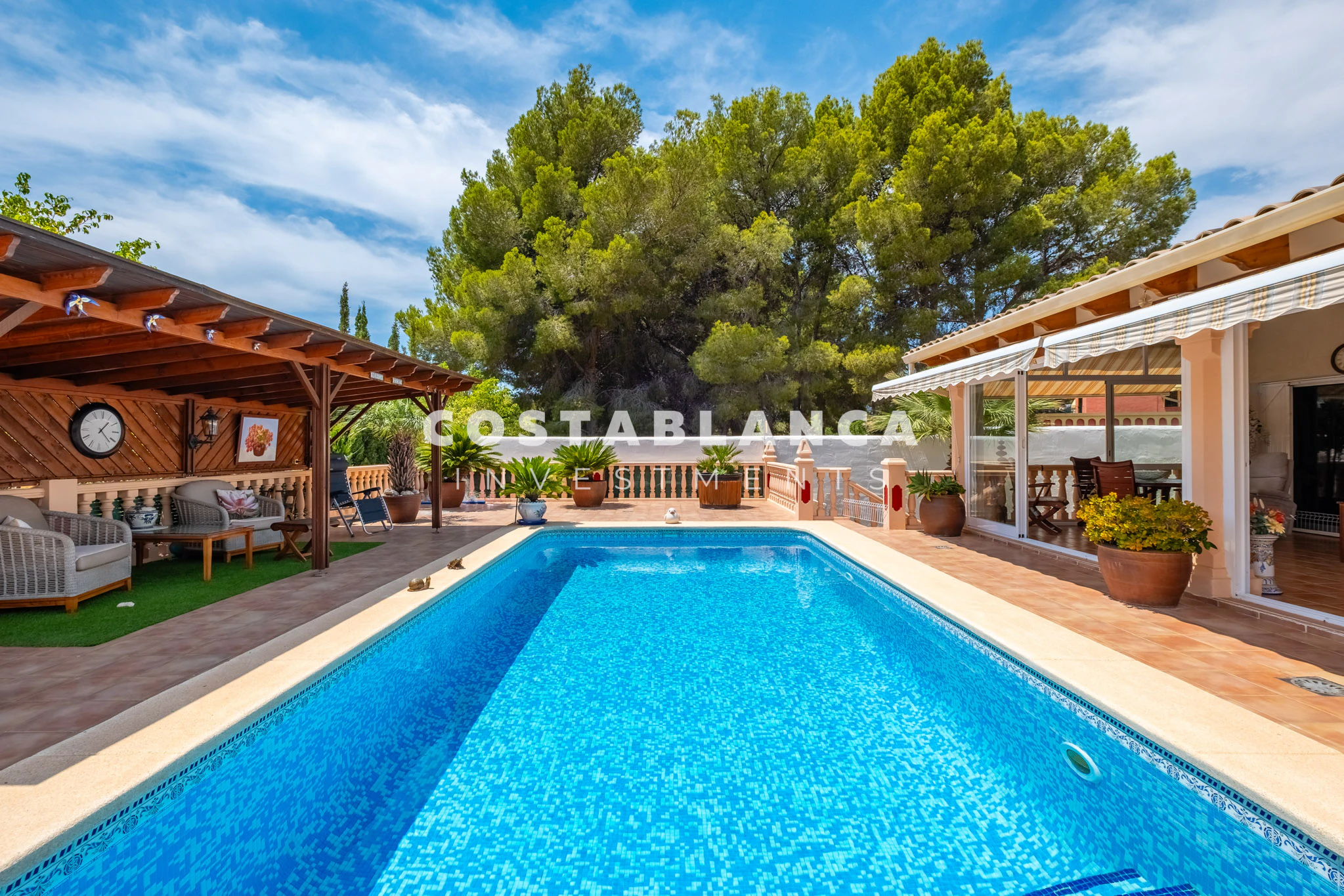 Beautiful Detached Villa with Private Pool in the Prestigious Santa Clara Residential Area