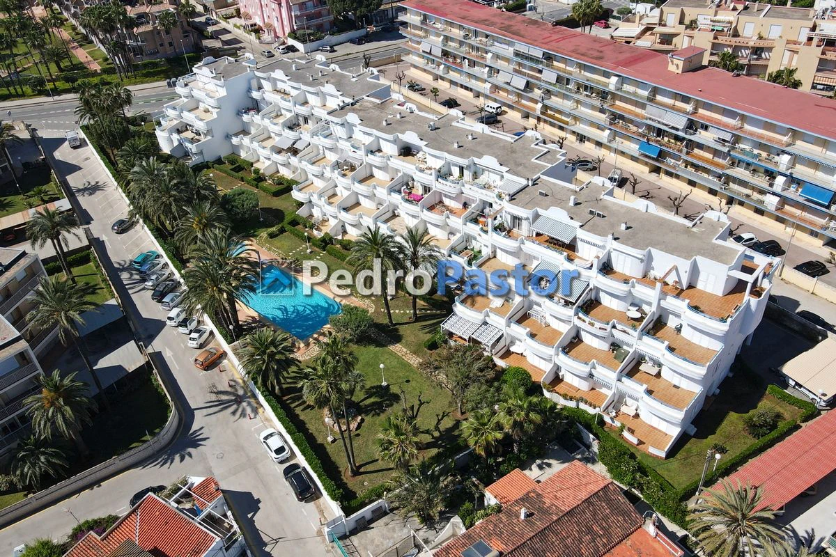 Apartamento de 3 dormitorios en 1ª línea de playa en el km 4 de Las Marinas en Dénia.