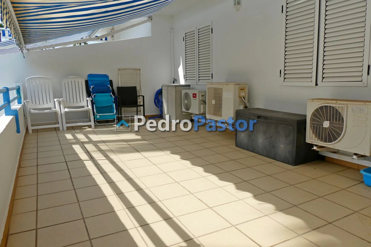 Apartamento de 3 dormitorios en 1ª línea de playa en el km 4 de Las Marinas en Dénia.